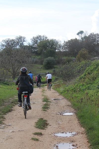 In bici sulla ciclovia dell'Acquedotto