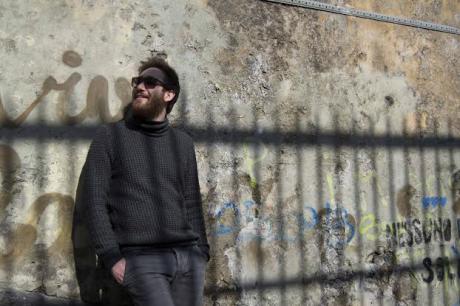 Il cantautore napoletano Maldestro presenta il suo disco d'esordio "Non trovo le parole"