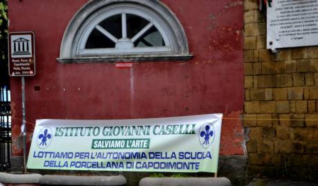 Al 26th Art Amodio, il caso dell’istituto scolastico “Caselli”: come salvare la preziosa porcellana di Capodimonte