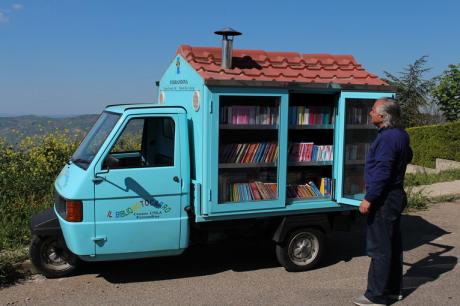 Il "BIBLIOMOTOCARRO" del Maestro La Cava per la "Notte della Cultura - Taranto"