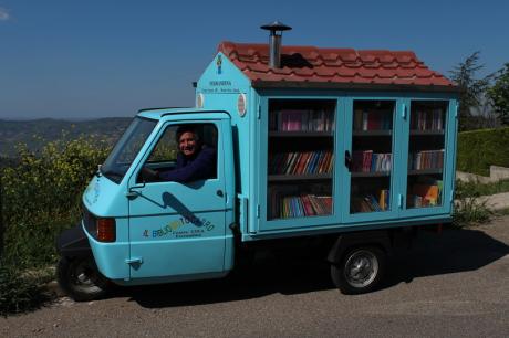 Il "BIBLIOMOTOCARRO" del Maestro La Cava per la "Notte della Cultura - Ostuni"