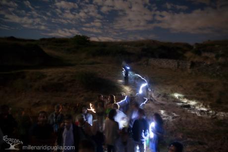 A piedi di notte tra il mare e il bosco, tra lucciole di cielo e di terra