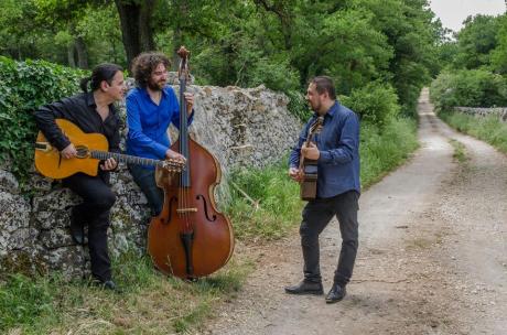 Concerto di SALVATORE RUSSO TRIO GYPSY JAZZ in "swing from Paris"... Il "Dopo Ferragosto" al "MON REVE"
