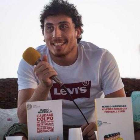 "I miei genitori non hanno figli", da Icaro il libro dissacrante di Marco Marsullo