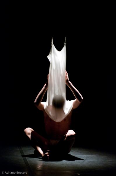 Urban Dioniso Teatro: L'abito nudo, di e con Alberto Cacopardi
