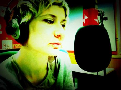 Francesca Fornario presenta il suo primo romanzo “La banda della culla”.