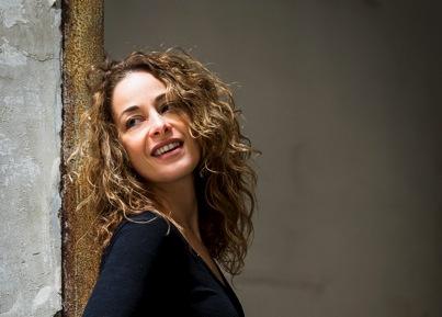 "Connivences": Poesia e Musica "Senza Giudizi" in Piazza di Pietra  per Presentare la Nuova Collana di Libri