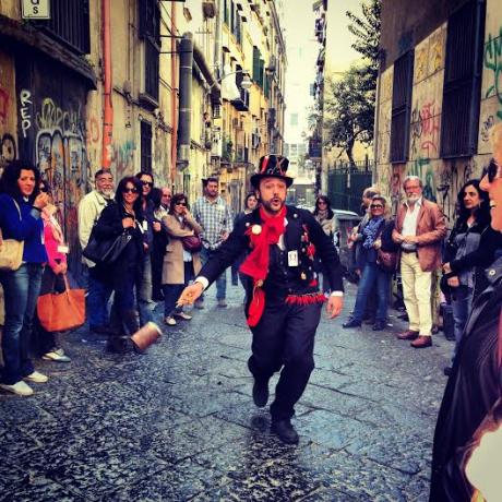 Facimmoce 'a Croce: Napoli e i suoi 'Altarini'