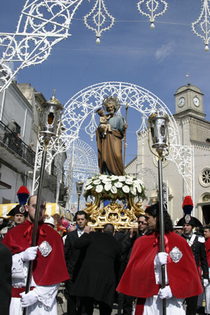 Festa patronale di San Giuseppe con processione e tavolate