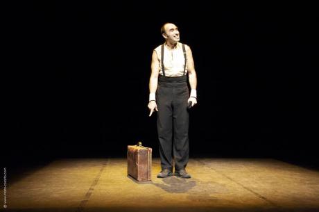 Monologue avec valise, racconto divagatorio di un mimo-oratorio. Testo di Guerassim Dichliev