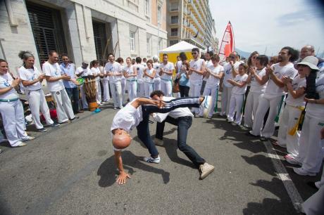 I suoni, i colori e i ritmi del Brasile invadono la citta di Napoli per la XVI edizione di Capoeira Na Rua