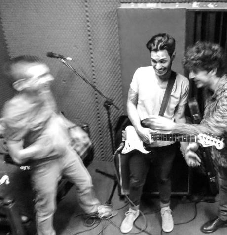 Grandi Navi Ovali in concerto (indie pop - da Treville)