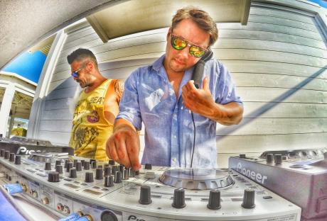Dj set e sassofono live_ aperitivo musicale in riva al mare