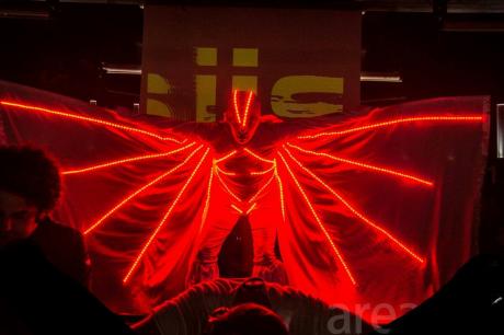 Sun Bay: si tinge di rosso il sabato notte con gli "Artefatti Stilist"