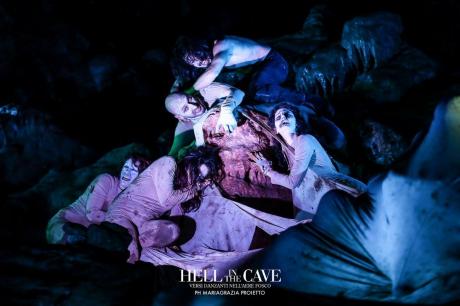 Hell in the Cave - versi danzanti nell'aere fosco