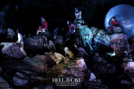 Hell in the Cave - versi danzanti nell'aere fosco