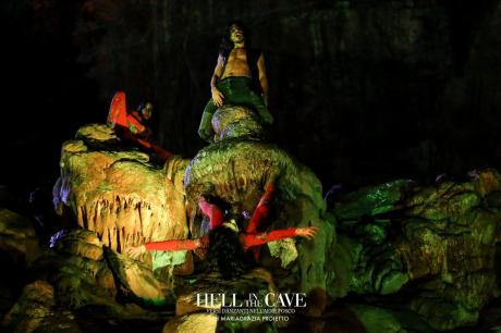 Hell in the Cave - versi danzanti nell'aere fosco