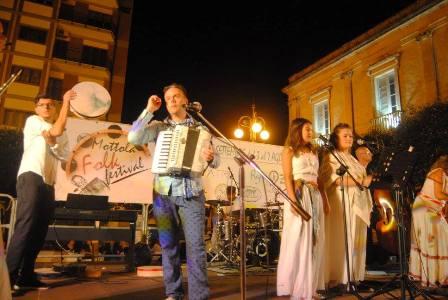 Per la prima volta, un gruppo folkloristico mottolese coinvolto ne La Notte della Taranta. Il M° Leo Caragnano e gli Yicuvra, al Festival Itinerante