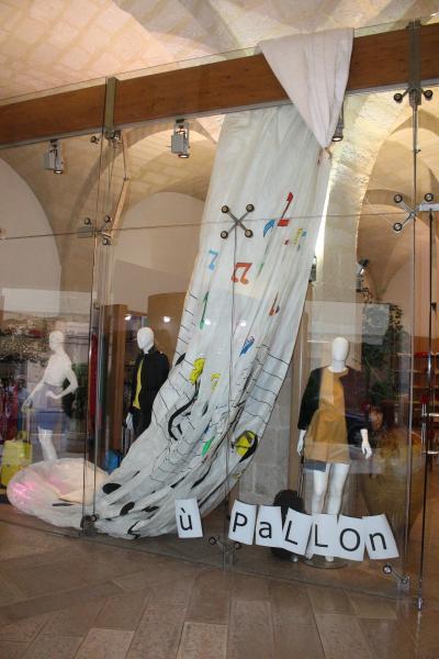 Mostra di mongolfiere fotografiche e in cartapesta