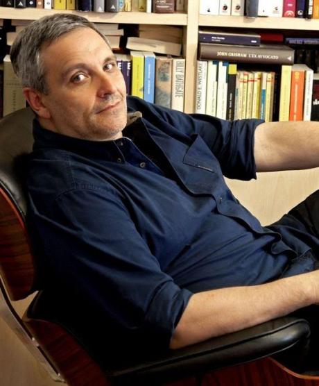 Maurizio de Giovanni porta in scena Il senso del dolore, performance tra reading e musica