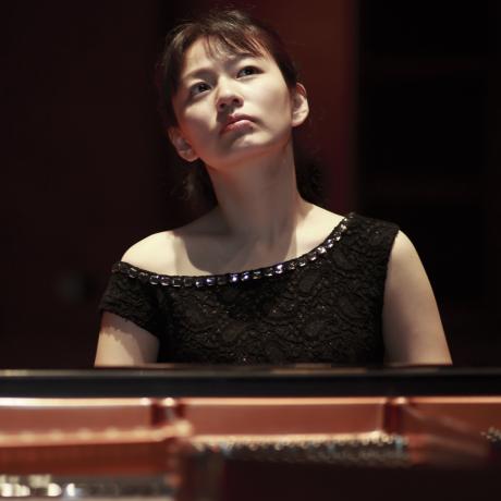 ELEGANZA E PASSIONE Di scena la pianista cinese Feng Ran  Primo Premio Assoluto al 25° Concorso Internazionale "Città di Barletta" Un grande evento dell'Autunno Musicale