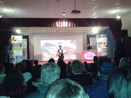 L'autoironia del cantastorie Michele Ungari a Torre a Mare