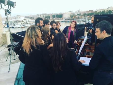 Il viaggio non finisce ... Inno d'Italia e d'Europa  suonato e cantato dai 18 PianoHeroes di Angela Montemurro e dal Coro Epasss