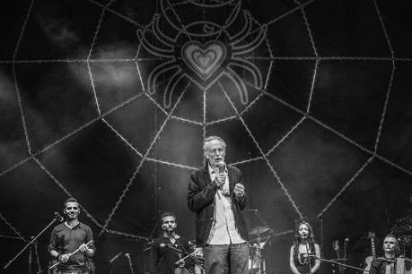 In basilica c'è Erri De Luca di nuovo insieme al Canzoniere Grecanico Salentino
