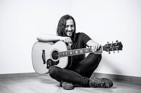 Rob d'Elia plays love songs