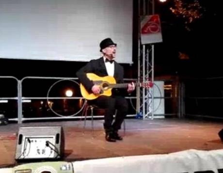 Il cantastorie Michele Ungari al Tankard Pub di Bari
