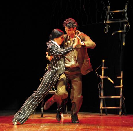 A Porte Chiuse - Quando il Teatro Respira a Ritmo di Tango
