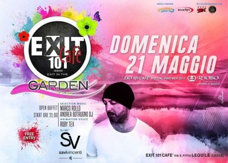 Savi Vincenti dj alla console dell’Exit 101 Cafè con Voice Tex
