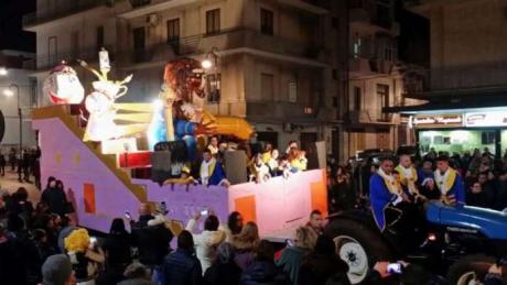 Pizzica e carri allegorici al Carnevale di Ostuni