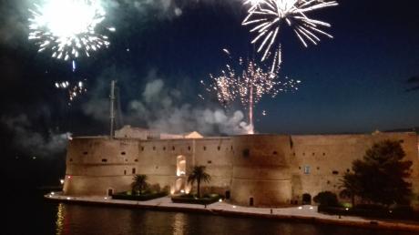 Taranto in festa con lo straordinario spettacolo dei fuochi d'artificio dal Castello