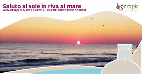 Saluto al sole in riva al mare