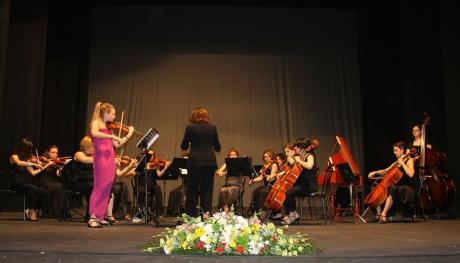 La Violinista Laura Marzadori con  L’orchestra Femminile del Mediterraneo