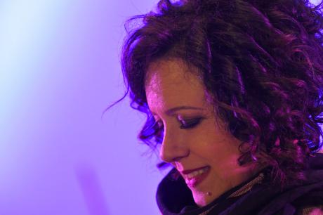 “Musiche dal mondo”. Antonella Ruggiero in concerto con OLES, sabato 22 dicembre al Teatro Politeama Greco