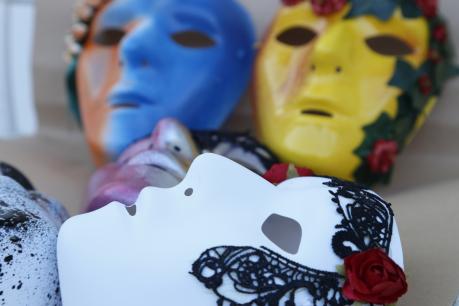 L'atelier “Lo Specchio delle Arti” presenta la sua produzione di maschere di Carnevale, domenica 24 febbraio a Manduria
