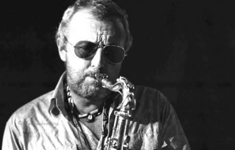 Daniele Sepe in concerto con Canzoniere Terrestre, energia e genialità fatte musica. Al sassofonista il premio Scenari pagani