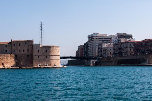 RACCONTI di NAVIGANTI, SIRENE e SANTI dell’ANTICA CITTÀ dei DUE MARI...