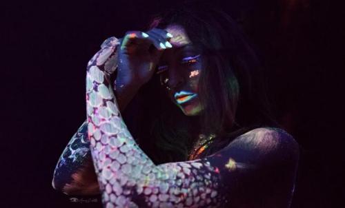 Performance live di body painting fluo a Modugno