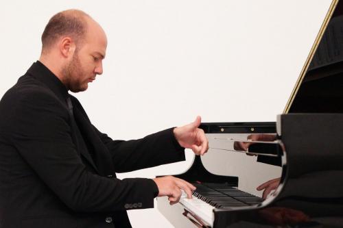 Davide Valluzzi piano