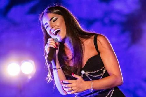 La giovane cantante Mara apre il concerto di Max Gazzè a Ostuni