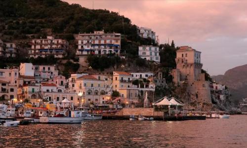 Parte Teatri in Blu: lo spettacolo colora il borgo marinaro di Cetara