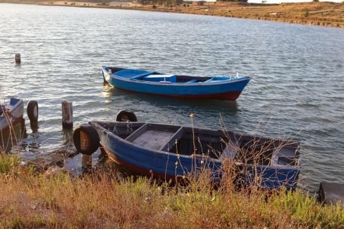 Passeggiata d'autunno sulle sponde del mar Piccolo