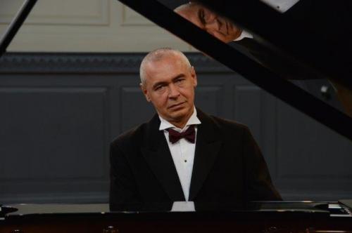 Il  Grande Pianista Ivo Pogorelich arriva a Bari