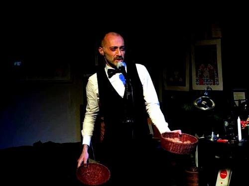 Shakespearealacàrte di e con Roberto Corradino a Bari