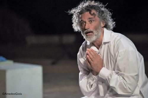 Enrico Lo Verso ad Alberobello in «Uno Nessuno Centomila»
