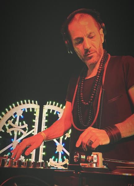Visite d'artiste 2021: un Dj set di Max Nocco per un viaggio musicale unico tra vinili e parole