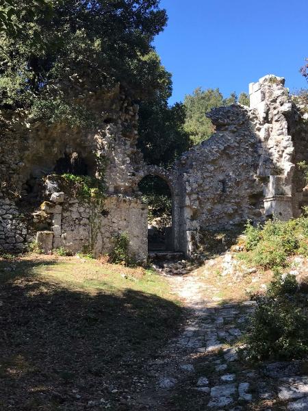Trekking dell’abbazia medievale di Monte Sacro